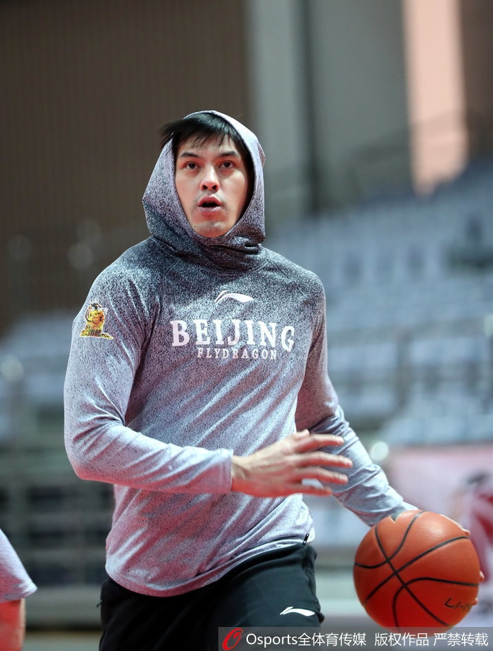 马布里与助教交流战术,手舞足蹈地比划着跑位路线,认真的表情宛如一位场边指挥官