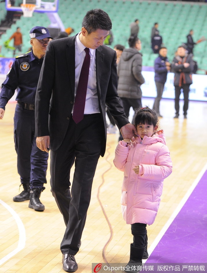 走出体育馆的郭士强似乎还在与身边的人交流着比赛细节,但右手却始终紧紧地握着女儿的小手,生怕她走丢。小女孩乖巧地跟在爸爸身边,对周围的一切充满好奇。