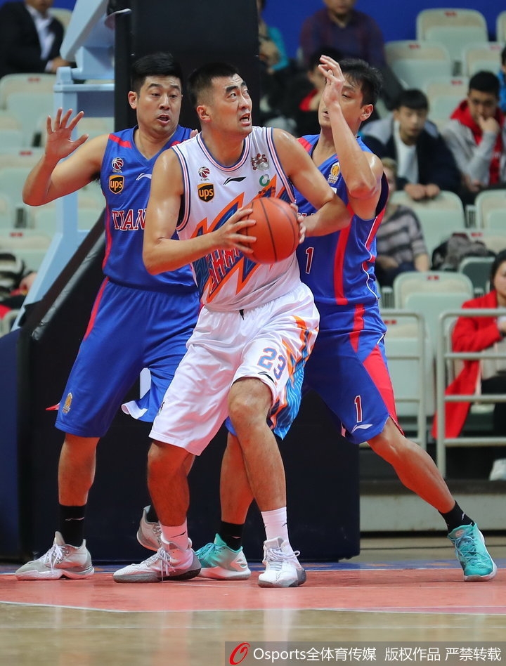 张兆旭在天津队内线群中高高跃起，稳稳摘下前场篮板，他用强硬的表现为上海队筑起了一道禁飞区。