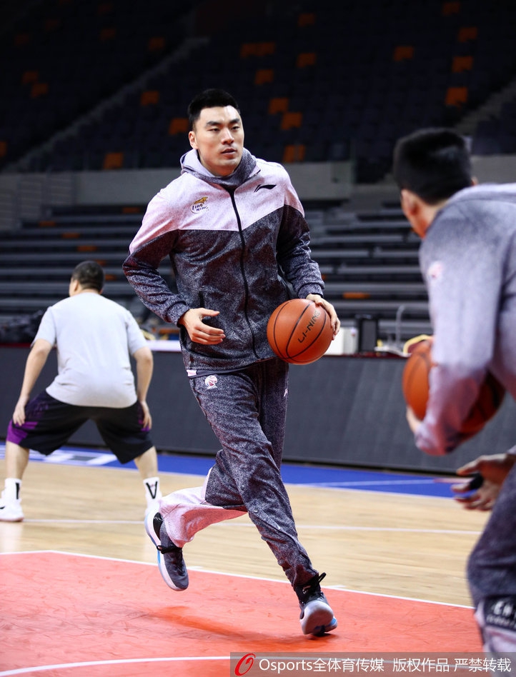 李晓旭在训练后进行力量加练,他紧咬牙关的表情,正是辽篮硬汉精神的写照。