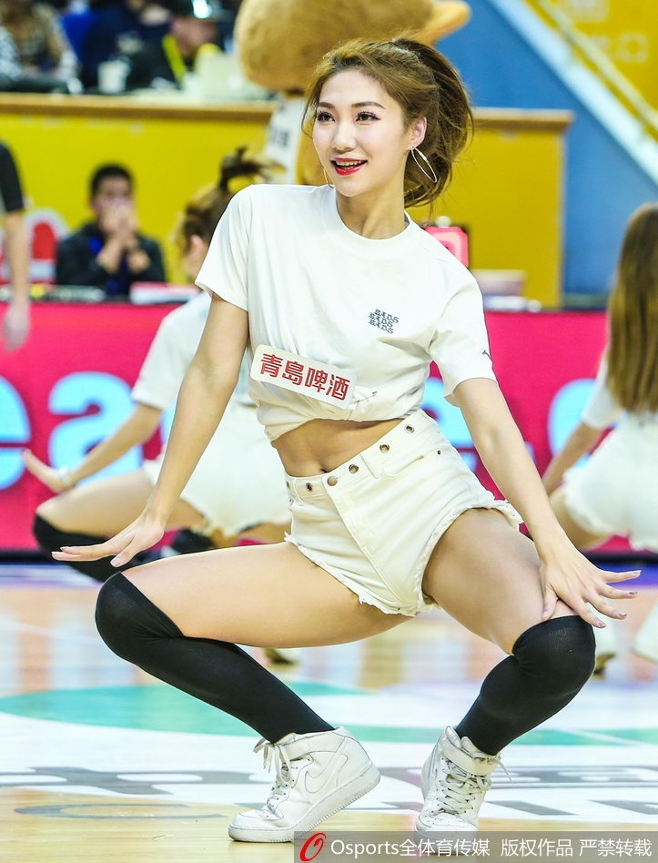 汗水在空中飞溅,运动员坚毅的眼神锁定前方,慢门追随的手法让背景化为流动的色带,衬托出主体一往无前的气势。