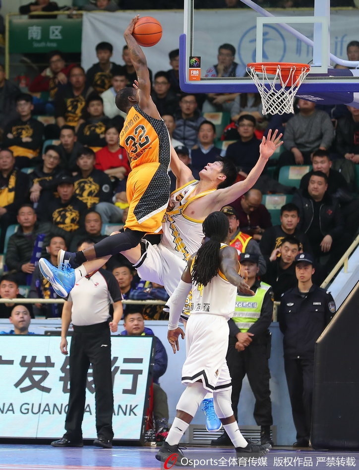 刘铮如鬼魅般出现在山西队的传球路线上，完成抢断后一条龙杀向前场，眼神中满是必胜的信念。