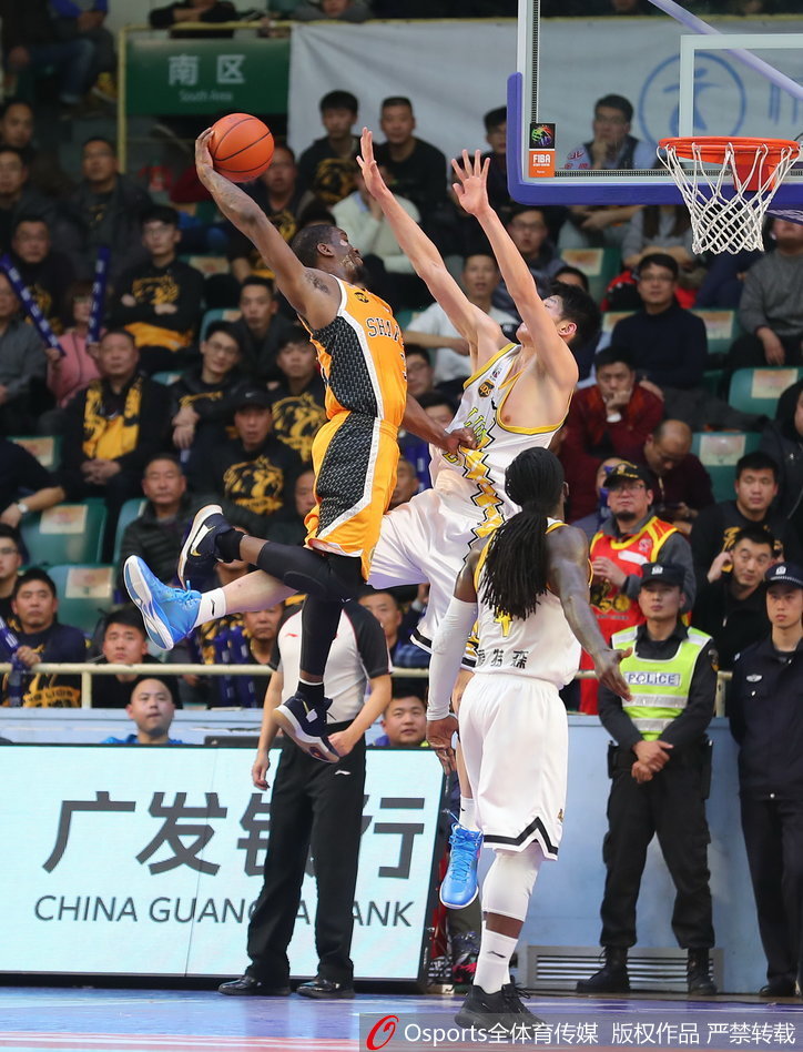 广厦发动机福特森面对贴身紧防，眼神犀利地观察队友跑位，随时准备送出撕裂防守的精准传球。