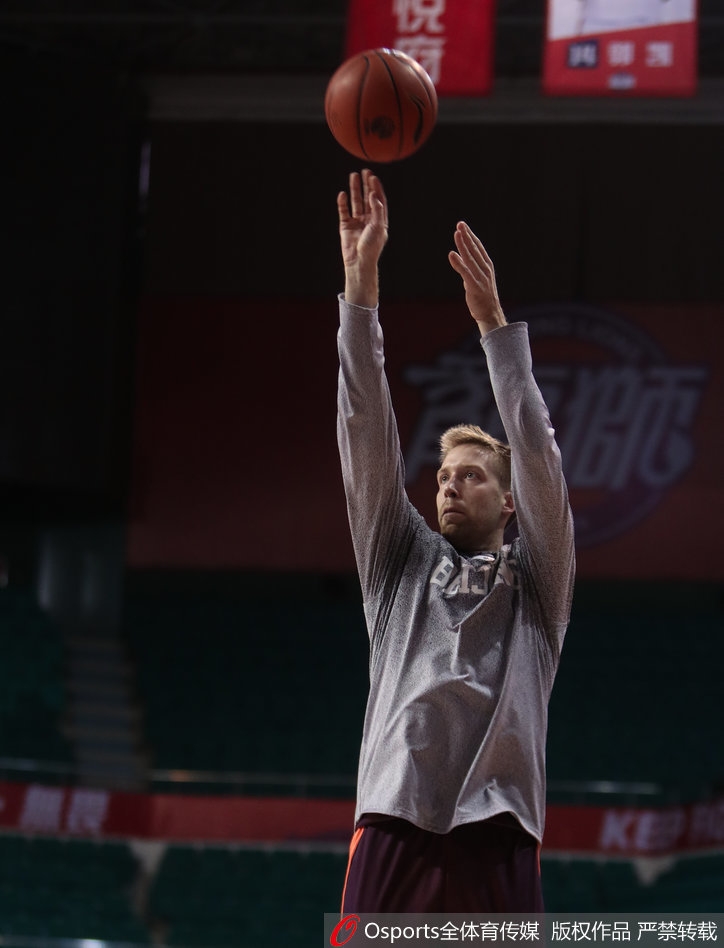 训练场上，方硕持球高速推进，身体在高速运动中依然保持完美平衡。防守球员紧追不舍却始终无法触及皮球，方硕如同球场指挥官般掌控着攻防转换的节奏。