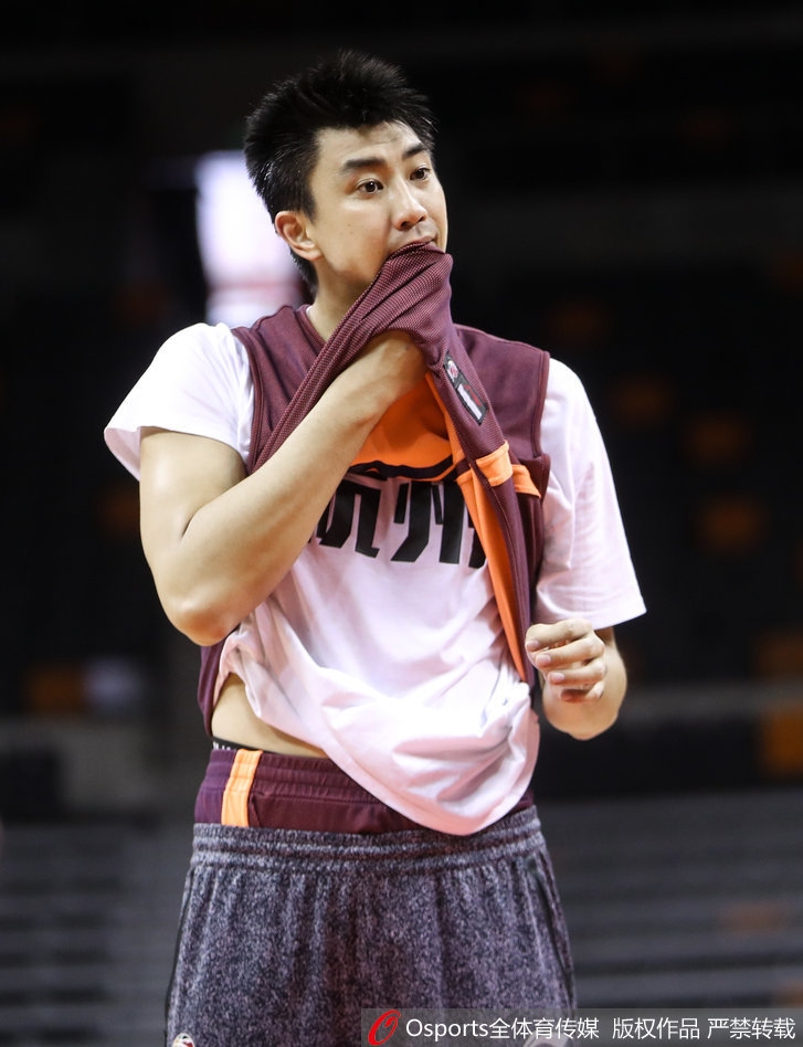 胡金秋在内线要位，眼神坚定而冷静，他用强壮的身体卡住对手，高高举起手臂示意队友，这已是广厦最值得信赖的进攻支点。