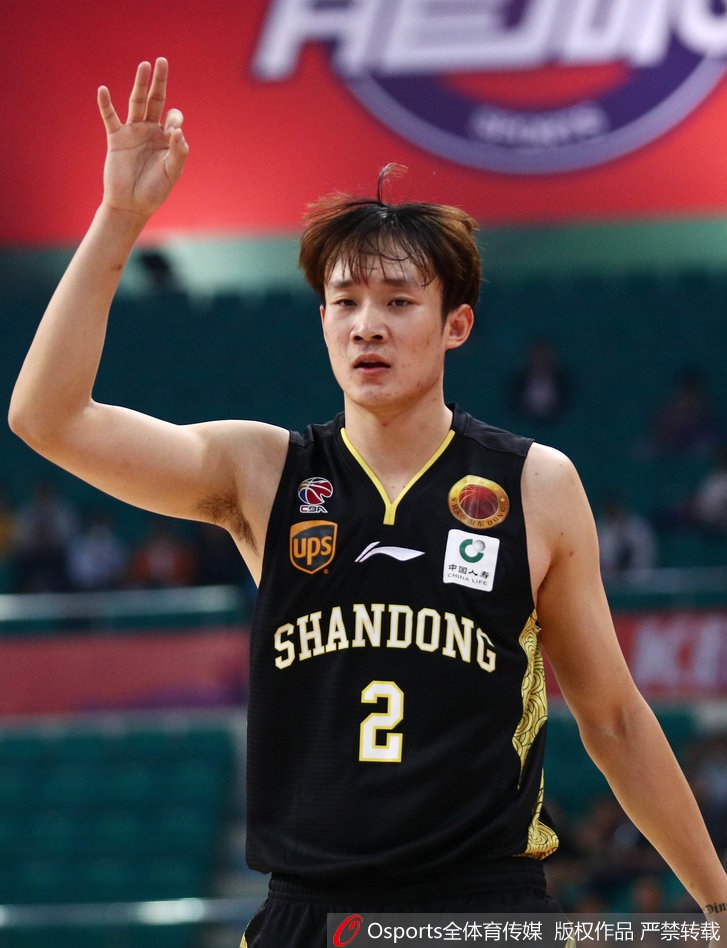 广州队小外援弗格运球突破山东队的严防死守，他表情坚毅，犹如一把尖刀直插对手腹地。