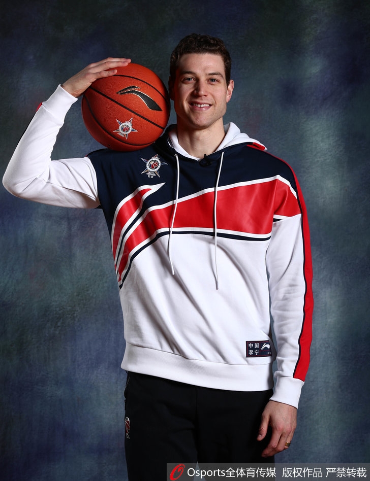 南区队核心易建联在写真拍摄中目光如炬，身披九号战袍的他沉稳地注视着镜头，领袖气质尽显无遗。