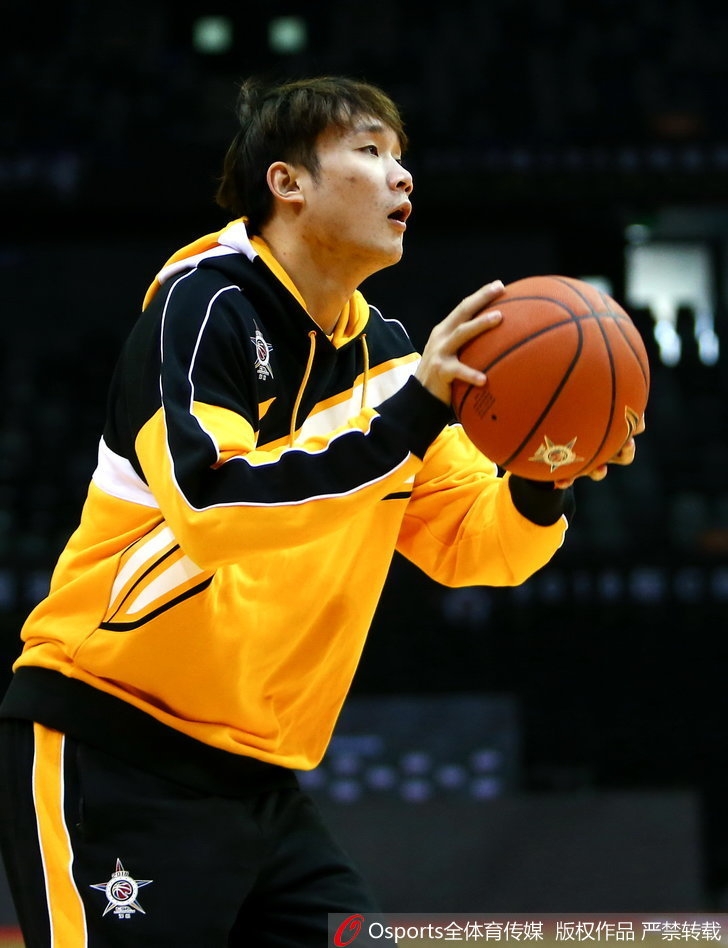 训练场上,郭艾伦一脸坏笑地凑到韩德君身边,伸出“魔爪”似乎想要逗弄这位庞大的队友,韩德君则低头憨笑,一脸宠溺地配合着这位小老弟的恶作剧。