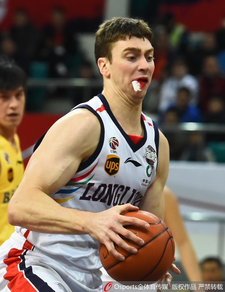 汉斯布鲁嘴角贴着白色胶布,胶布下隐隐透出红色血迹,他紧咬牙关,脸上写满不服输的倔强。