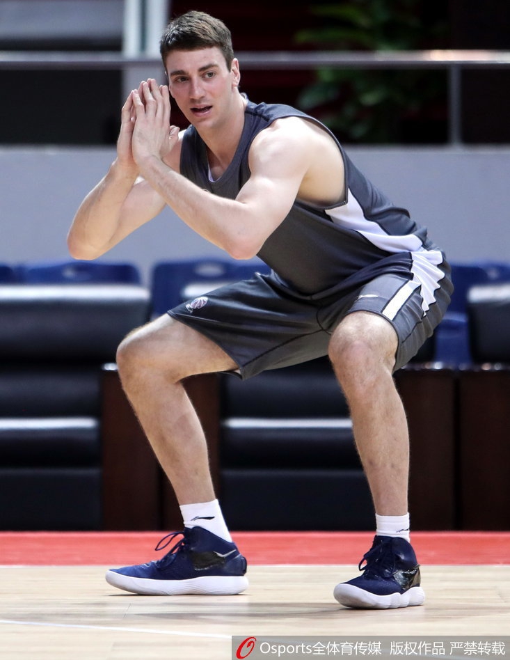 老将罗旭东在训练中表情坚毅，他正利用娴熟的运球技术试图突破年轻球员的防守，丰富的经验和关键时刻的冷静判断是广州龙狮在后场最为依赖的宝贵财富。