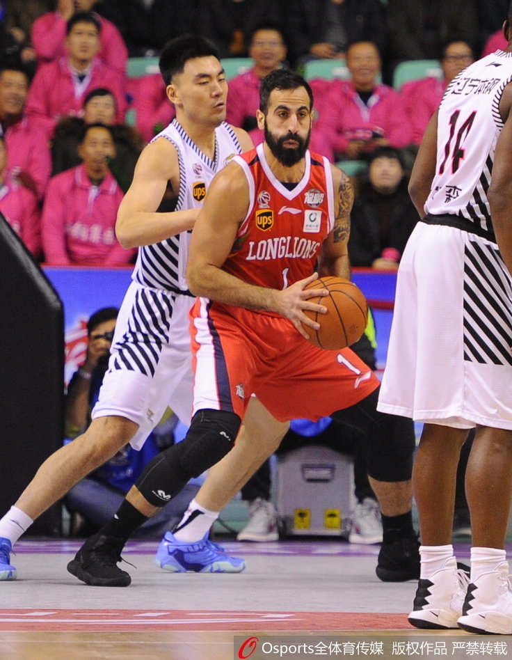 辽宁旧将谷玥灼面对老东家毫不手软，底角出手三分命中后握拳怒吼，这一球也彻底杀死了比赛的悬念。