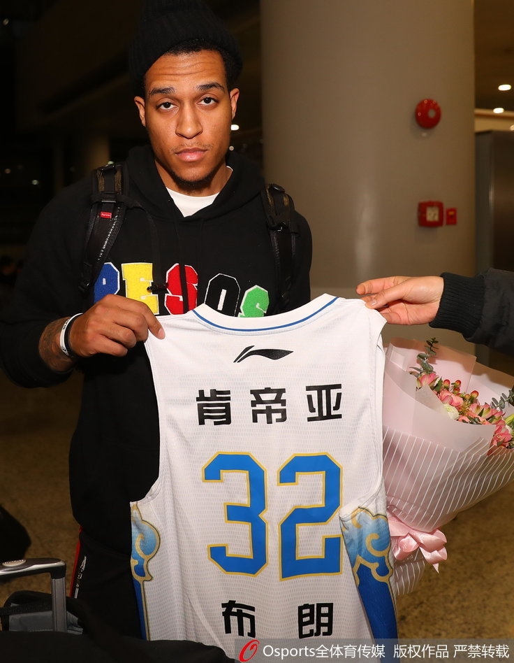 训练场上，布朗运球前进，身侧是江苏队的队标，他正在为接下来的比赛进行着认真的准备练习。