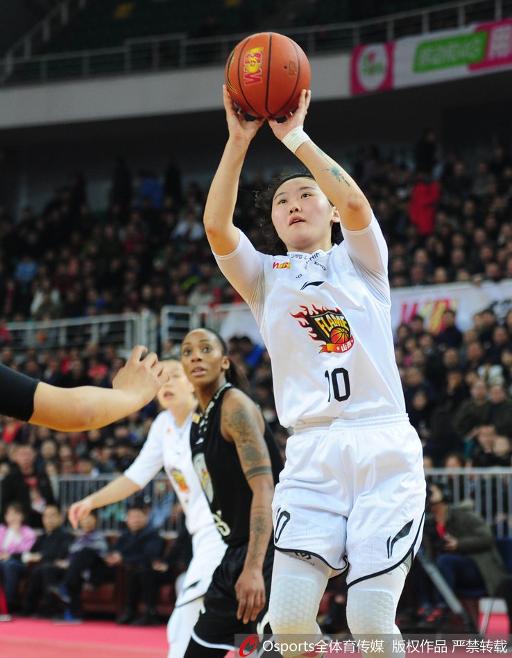 山西队外援琼克尔·琼斯在广东三人合围下高高跃起，如同摘星一般将篮板球牢牢控制在手中，霸气侧漏。