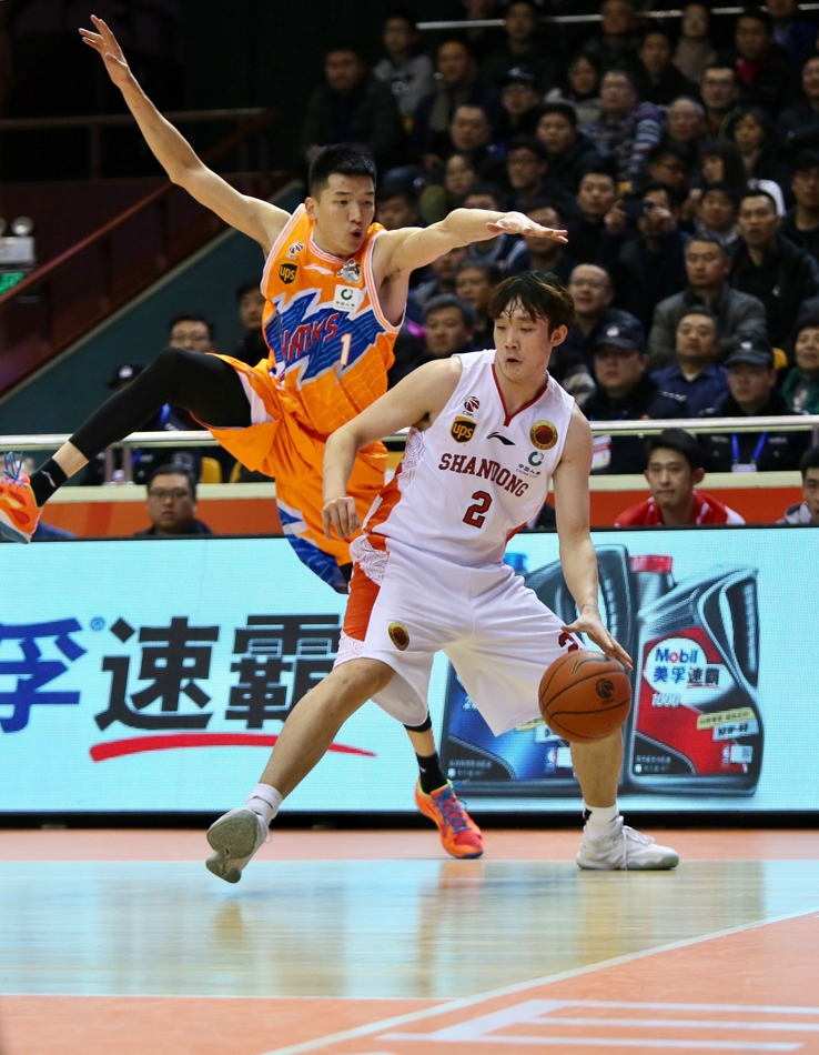 丁彦雨航在对手长臂干扰下自信出手,篮球划过济南夜空飞向篮筐