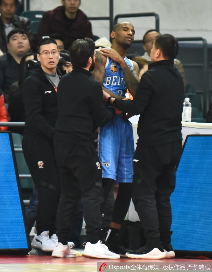 杰克逊无法独自站立，由三名工作人员合力搀扶离场，他的背影显得无助而落寞