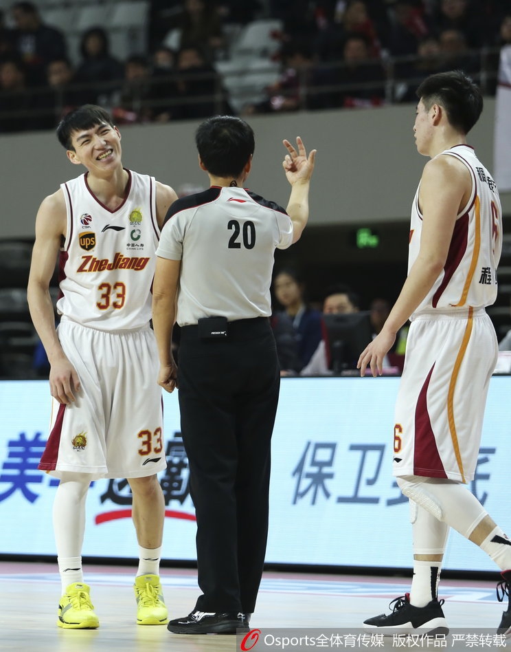 广州队陈盈骏加时赛中突破造成犯规后握拳怒吼，激情四射