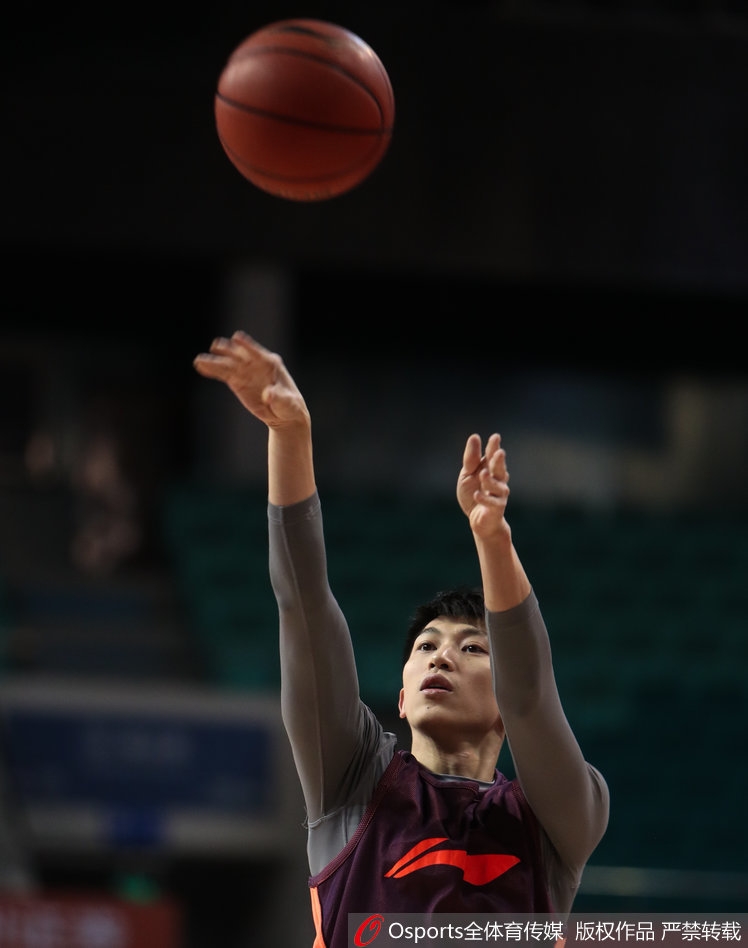 最后一图定格了方硕在训练后的瞬间，他目光坚毅地望向远方，身后是挥汗如雨的队友们。夕阳的余晖洒在训练馆地板上，仿佛预示着这位新生代领袖即将扛起球队走向更远的未来。