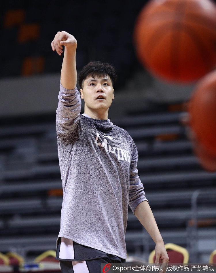 赵继伟在训练中运球穿越防守,灵动的身影彰显着球场大脑的独特风采。