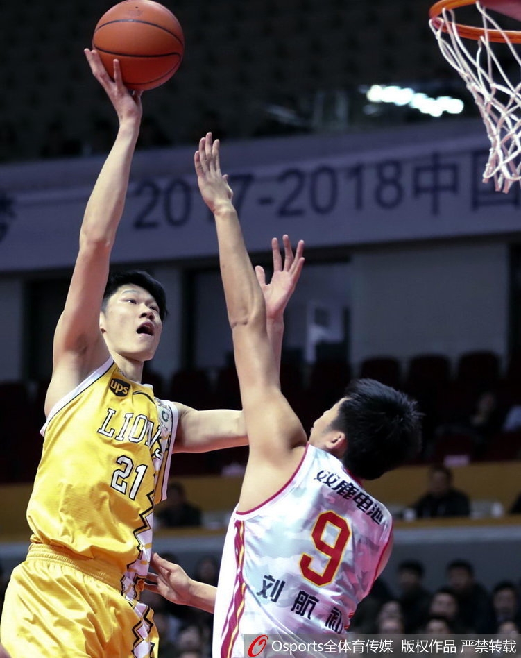 八一队曹岩在外线觅得良机,他高高跃起,出手三分球,眼神中充满了坚定,全场命中的六记三分是他永不放弃精神的最好写照。