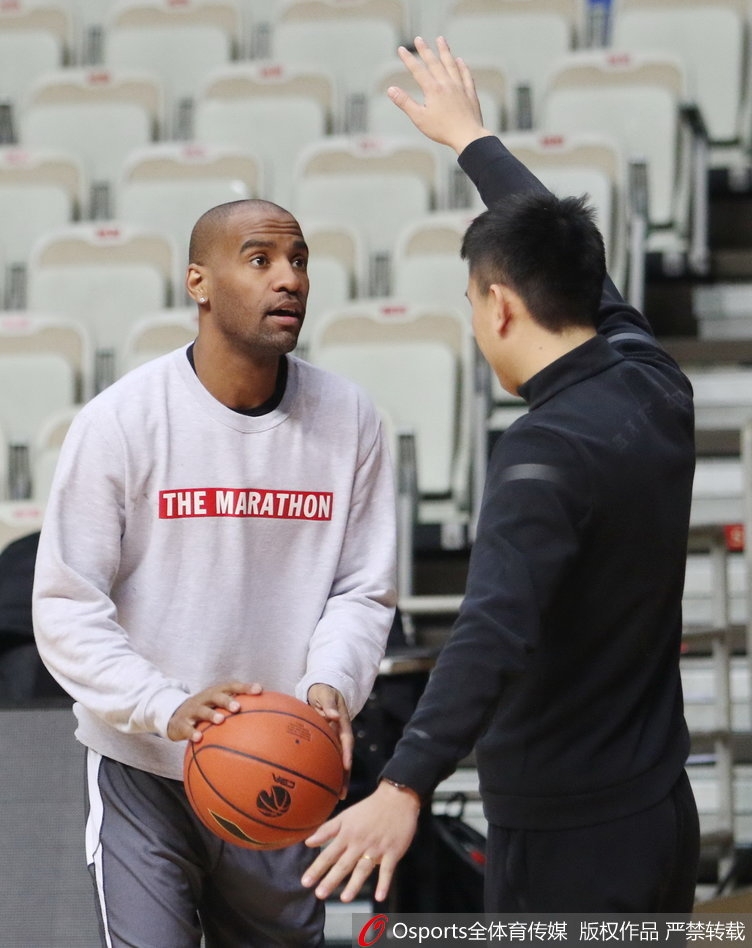 汉密尔顿在低位要球后背身单打，利用强壮的身体顶开防守队员，完成一记势大力沉的转身单手劈扣