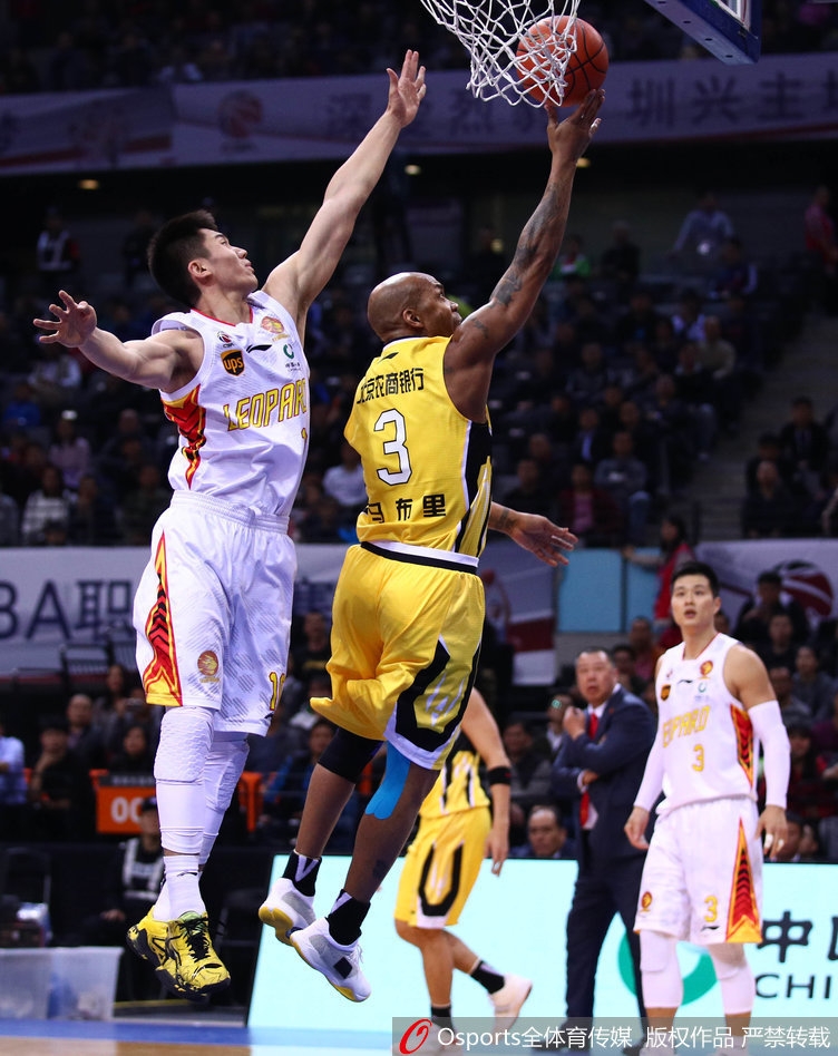 深圳队首发五虎神情坚毅地围成一圈，彼此鼓劲，仿佛一团燃烧的烈焰，誓要在主场点燃胜利的曙光。