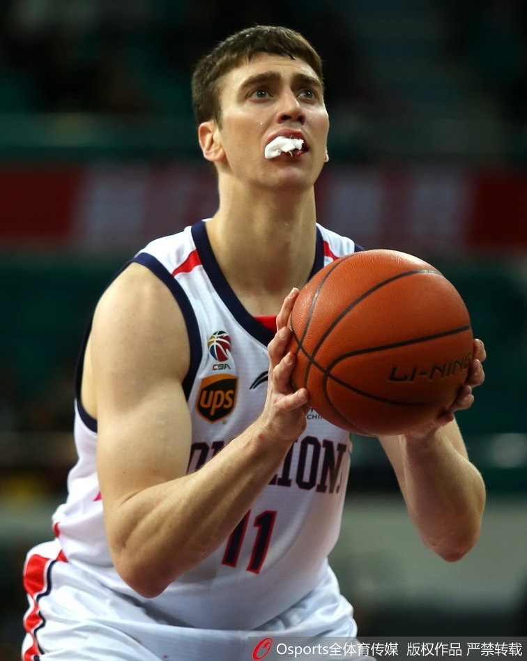 赛后,嘴角还残留着血渍的汉斯布鲁与队友撞胸庆祝胜利,笑容在血迹的映衬下显得格外豪迈。