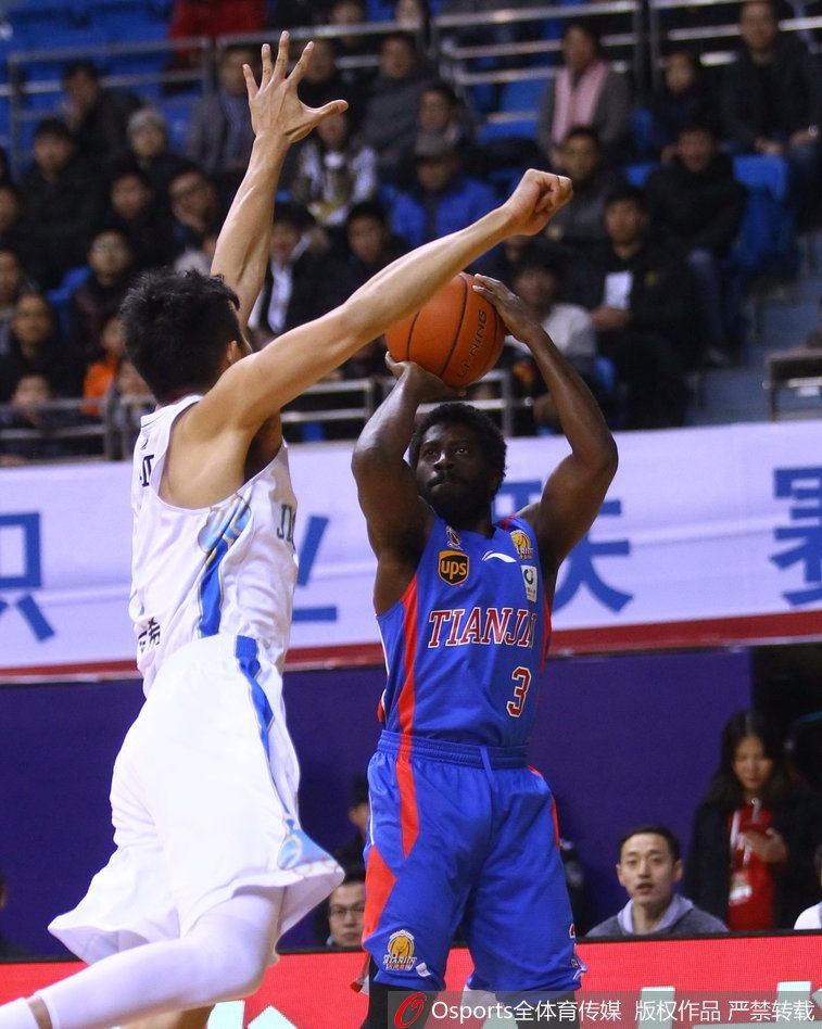 史鸿飞在三分线外接球就投,出手果断坚决,皮球越过防守者的指尖,精准地落入篮筐,他用这记远投浇灭了对手刚刚燃起的反扑势头。