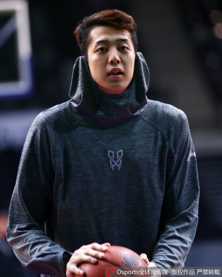 李慕豪与助教配合训练，眼神坚定守护禁区荣耀