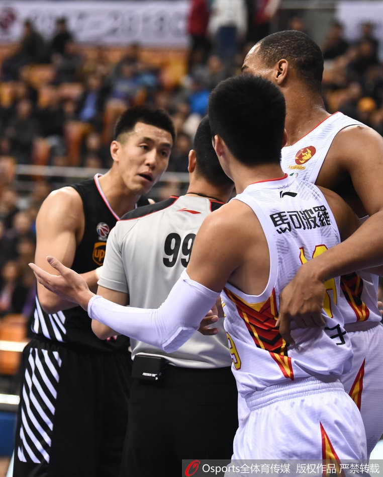 深圳队外援萨林杰充当和事佬，用强壮的手臂紧紧抱住于德豪，将其带离冲突中心，眼神中透露出对队友的保护欲。