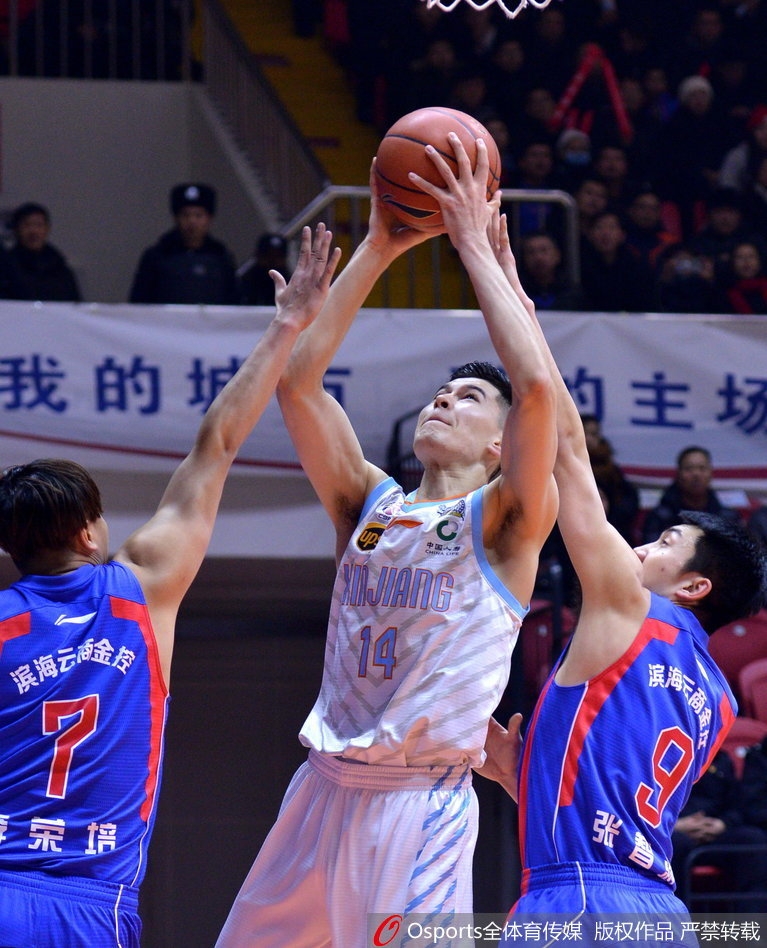 亚当斯快速突破至篮下，面对补防球员上演精彩的拉杆上篮，展现顶级得分手风采。