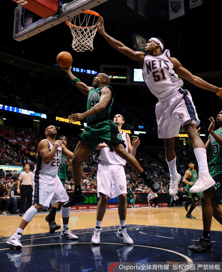 身披新泽西篮网队战袍的马布里在面对亚特兰大老鹰的比赛中,以一记极其坚决的突破撕裂防线。他的眼神中透露出不甘与倔强,在篮网的岁月里,他场均数据虽升至生涯巅峰,却始终无法带队在季后赛走得更远,个人英雄主义的色彩在此刻显得格外鲜明。