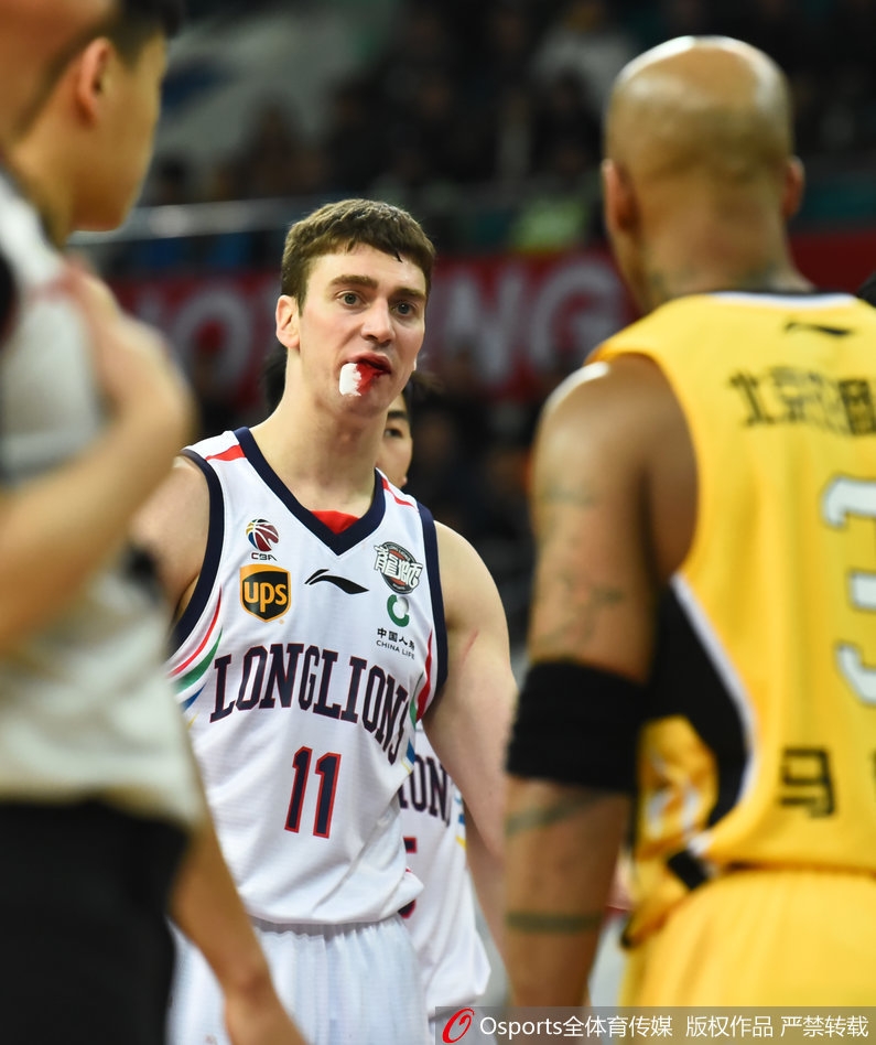 汉斯布鲁嘴角被撞开裂,殷红的鲜血顺着下巴流淌,但他的眼神依然坚毅地盯着篮筐方向。