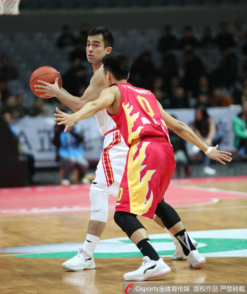 小将阿尔斯兰运球穿越半场,面对防守球员的贴身紧逼,他用娴熟的背后运球从容摆脱,眼神中透露着与年龄不相符的冷静与果敢,指挥着全队的进攻。