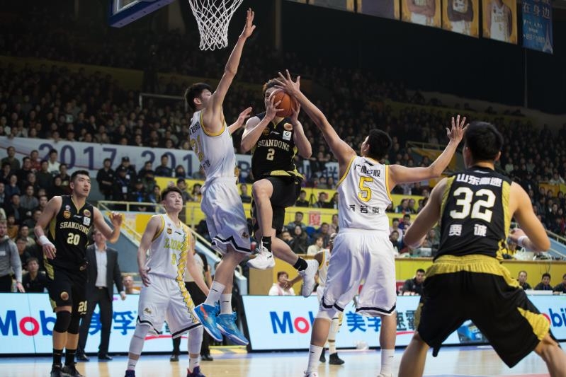 山东队核心丁彦雨航面对广厦队的严密防守，依然自信出手，皮球划过一道完美的弧线飞向篮筐，这一刻他就是球队最可靠的领袖。