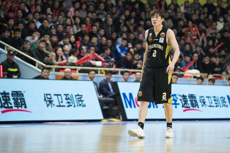 广厦外援福特森面对山东队的严防死守，以一记极具想象力的击地传球洞穿防线，篮球精准地穿越人群找到队友。