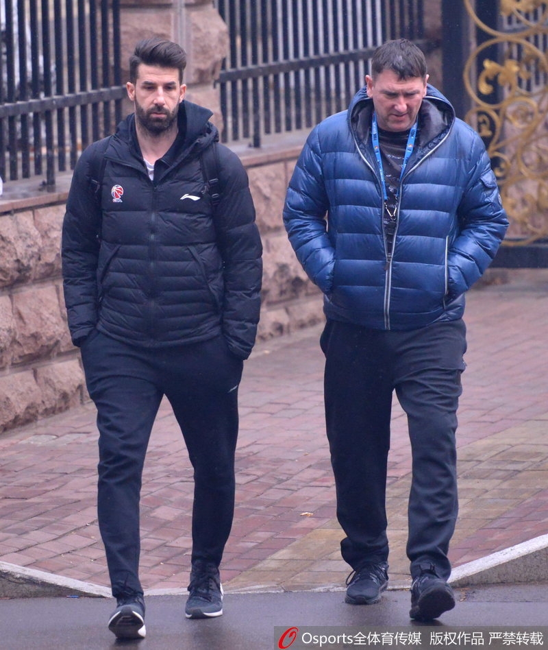 丁彦雨航赛前拉伸放松，为明晚的激烈对抗做最后准备，每一块肌肉都蓄势待发。