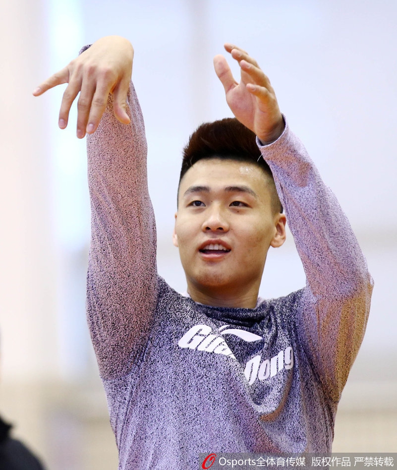 广东宏远外援尼克尔森在赛前热身中高高跃起，以一记势大力沉的单手劈扣震撼全场，仿佛要将近期所有的郁气都发泄在篮筐之上。