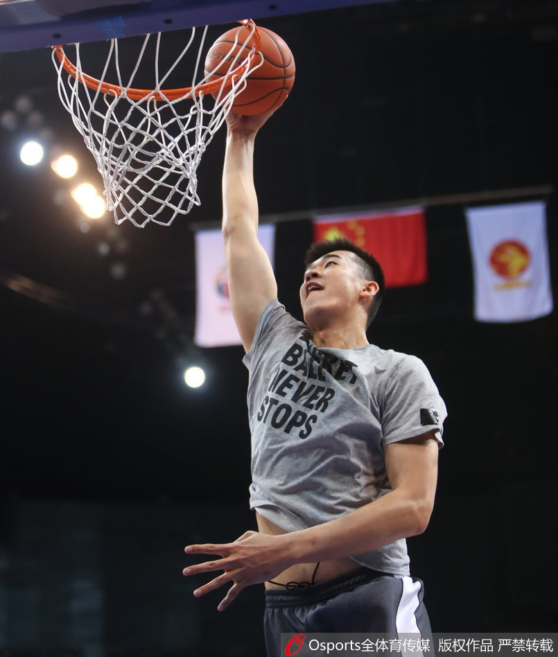 深圳队全队在训练结束前手叠手高喊加油，每个人的脸上都写满了坚毅，团队凝聚力的氛围在这一刻被点燃。