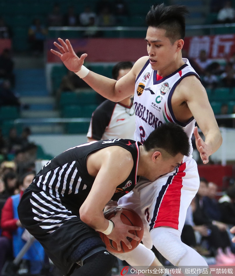 只见一位球员在拼抢中五官挤成一团，嘴巴张成O型，夸张的表情完美诠释了什么叫“为了球权，面子可以先放一放”。