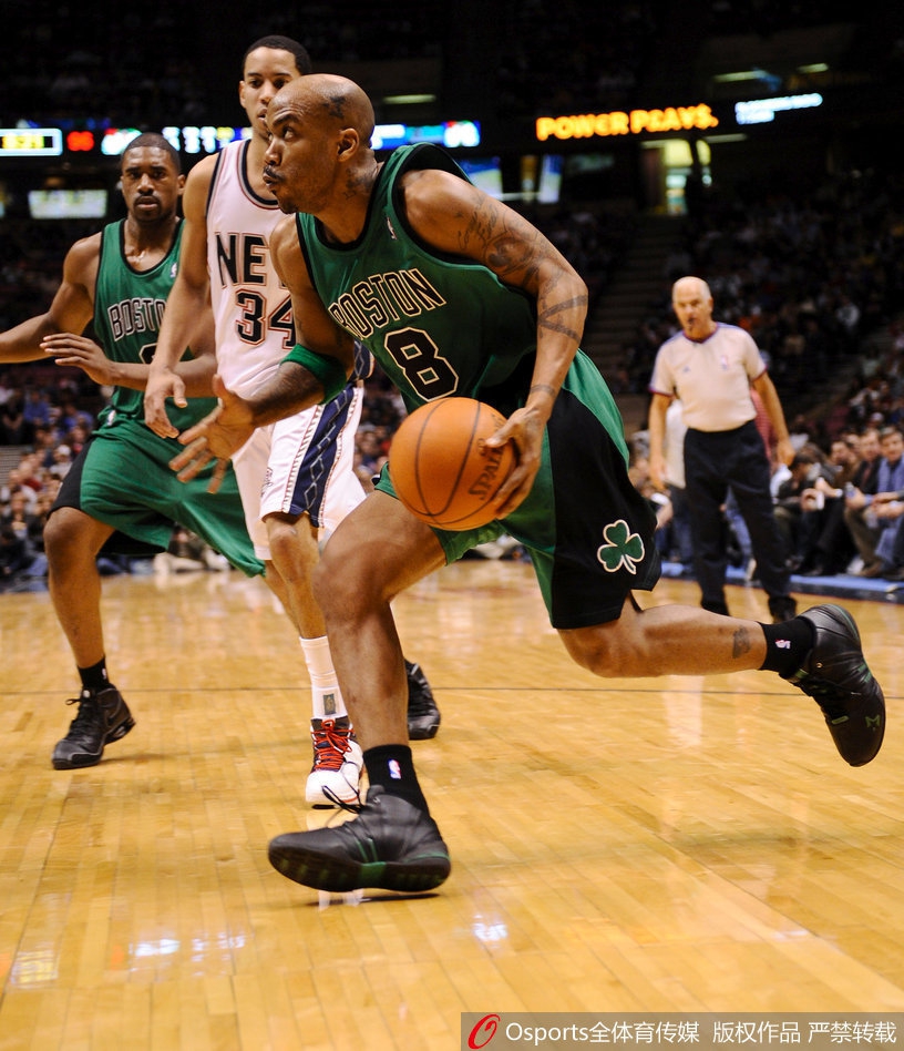 在1996年选秀大会上,年轻的马布里难掩青涩与兴奋,他与时任NBA总裁大卫·斯特恩握手致意,身后是那片即将被他掀起风浪的篮球海洋。作为96黄金一代的四号秀,他的传奇从这一刻正式起航。