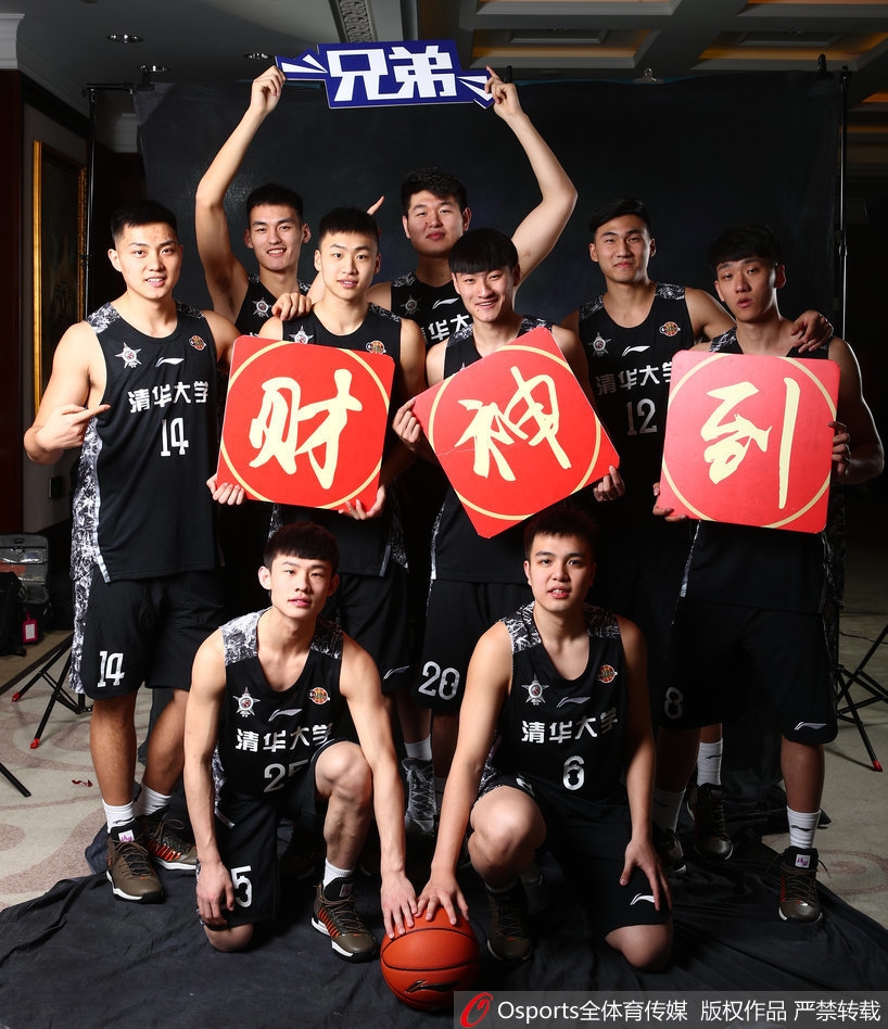 王少杰在更衣室通道内垂首沉思，周遭的喧嚣仿佛被隔绝在外，暖色调的灯光勾勒出他雕塑般的侧脸，这一刻他不是球员，而是一位思考未来的少年。