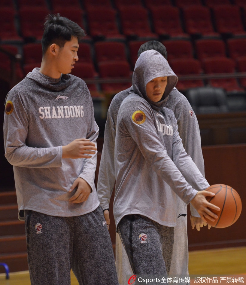 搞怪结束后的丁彦雨航，在接下来的投篮训练中立刻恢复了专注的神态，汗水浸湿了训练服，他一丝不苟地练习着每一个动作，眼神中透露出对胜利的渴望，这就是所谓的'玩要玩得尽兴，练要练得拼命'。