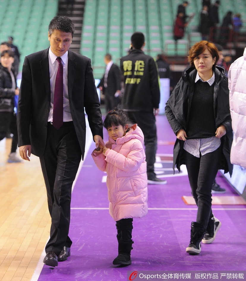 郭士强指导身披蓝色长款羽绒服,眼神温柔地低头看着身旁的女儿,小姑娘则紧紧牵着父亲的手,父女俩在众人的陪同下离开赛场,画面温馨极了。