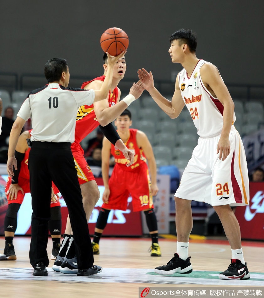 浙江队核心吴前在外线找到一丝空隙，毫不犹豫地起跳出手三分，皮球在空中划出一道美丽的弧线，这正是他全场命中七记三分球中的一瞬