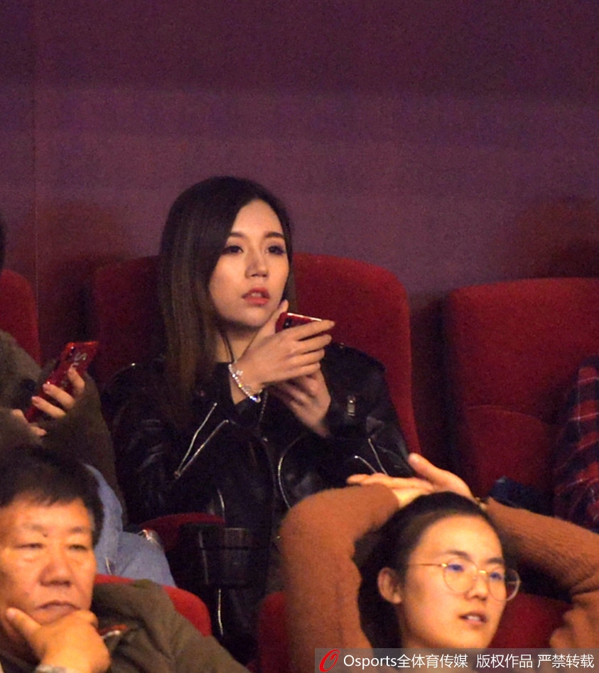 睢冉的妻子手持助威棒,露出灿烂笑容,她的到来仿佛代表着因伤缺阵的丈夫,以一种特别的方式与球队同在。