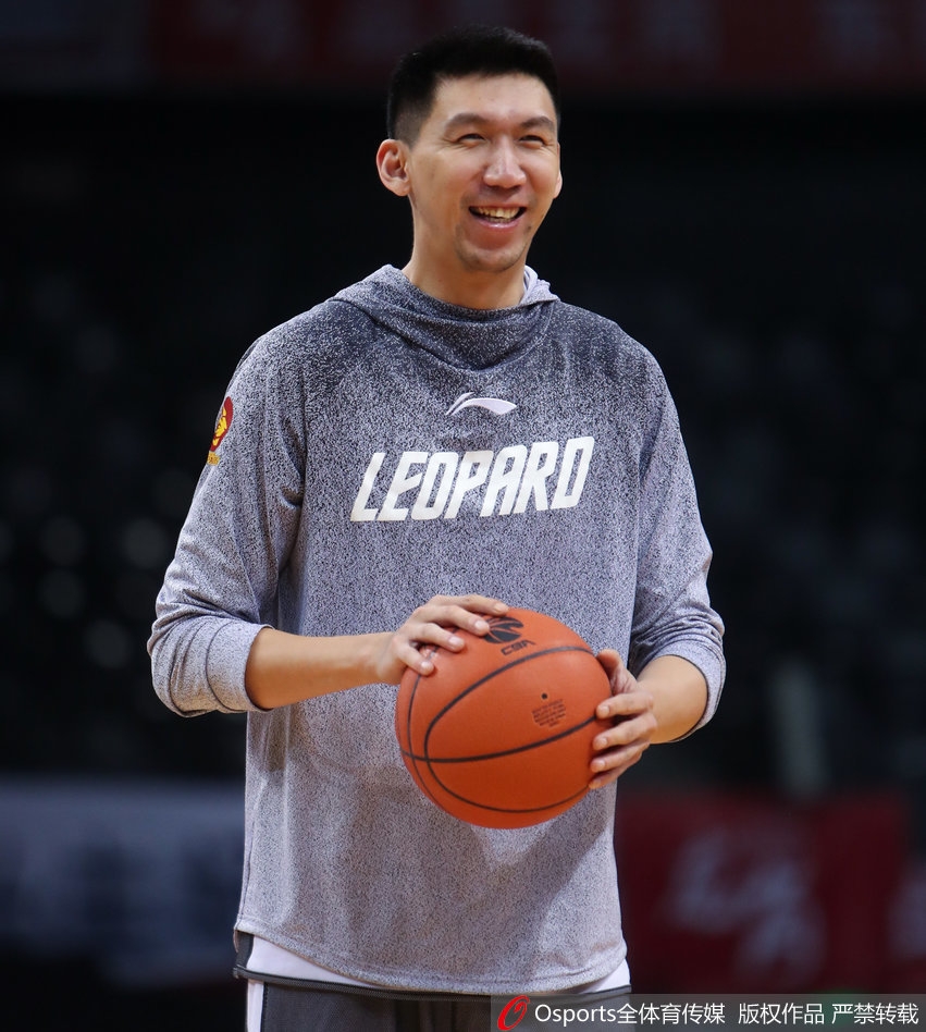 顾全在底角进行三分投篮训练，他的出手弧度很高，尽管身体略显疲惫，但每次出手后的跟随动作都做得非常完整。