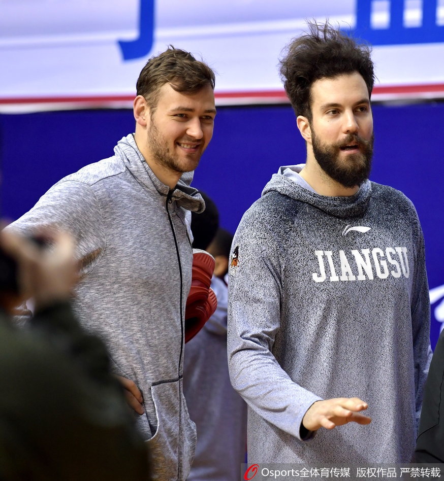 加练时刻，拉杜利察的目光如炬。他不满足于现状，总在所有人离开后默默给自己‘开小灶’，这份勤勉正是他炼成‘耐撕’硬汉的秘诀。