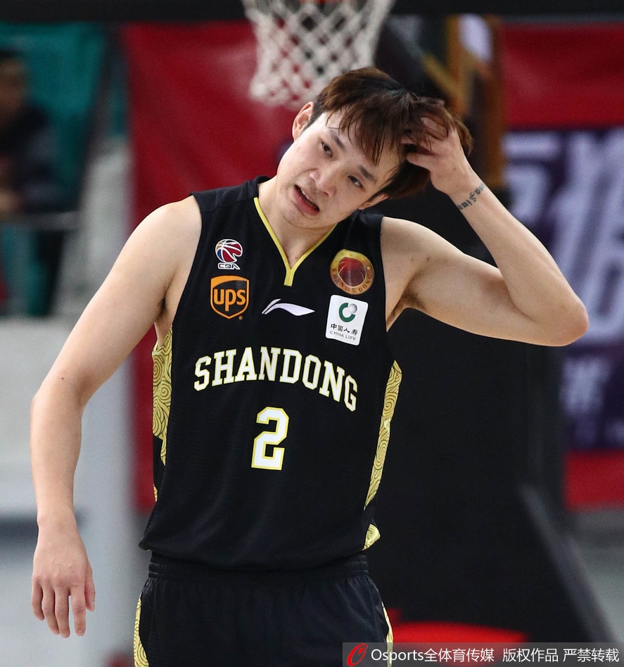 广州队球员胡珑贸在底角稳稳出手三分，篮球在空中划出一道美妙的弧线，直坠网心。