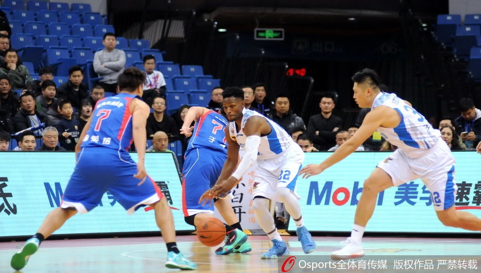 吉布森与杰特两位超级得分手在场上正面对话，一个眼神的交锋都迸发出浓浓的火药味，这不仅是球队之间的较量，更是两名顶级外援之间的巅峰对决。