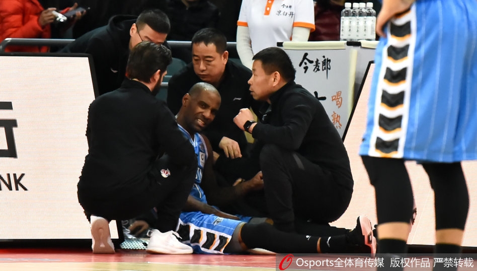 广州龙狮与北京首钢的比赛开场瞬间，双方球员激烈拼抢，场馆内气氛紧张热烈